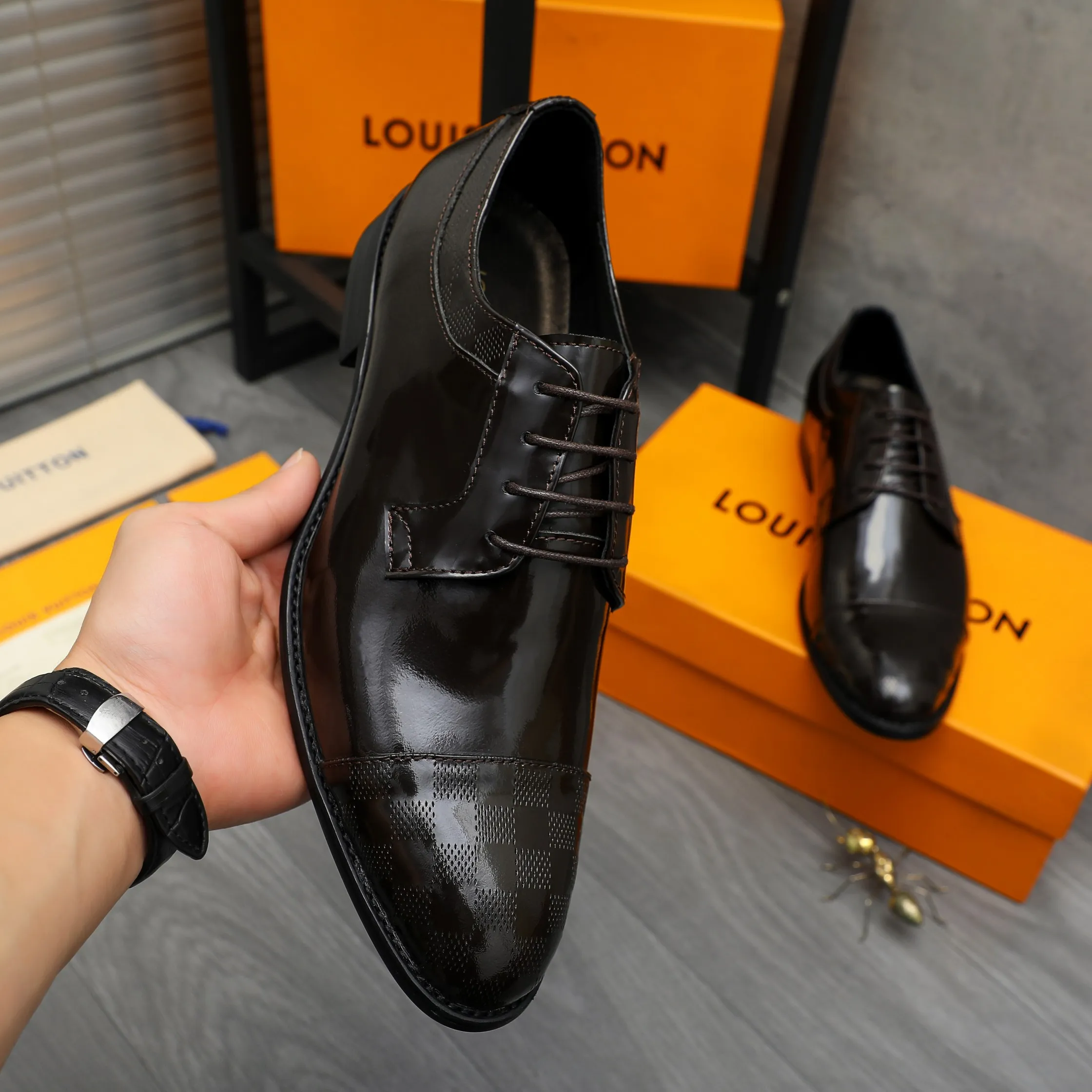 Men's shoes 💰p460 Product trademark: LV (Louis Vuitton) business lace-up leather shoes True size: 39-44 Product material: Selected lacquered cowhide stitching classic embossed upper, cowhide lining, original rubber outsole